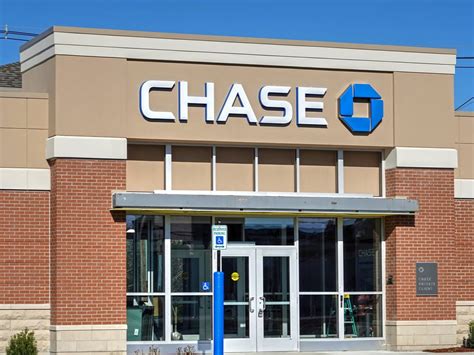 Find a Chase branch and ATM in Kansas. Get location hours, directions, customer service numbers and available banking services.